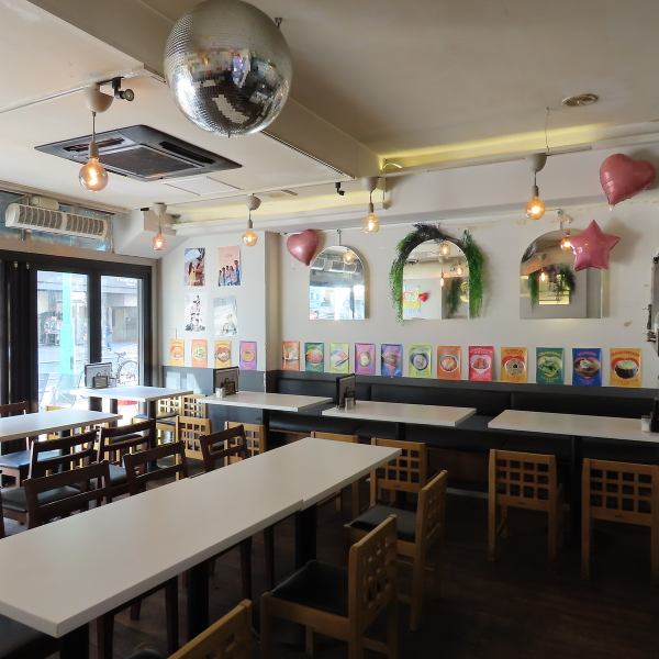 ネオンやライトが映えるこのオシャレな店内を背景に料理の写真を撮ればSNS映え間違いなし！！！店内には常にK-POPが流れ、にぎやかな雰囲気で本場の韓国料理が楽しめます！飲み会、女子会、誕生日会など様々なシーンご利用いただけます！新大久保でお店をお探しなら是非ともソルロンタンとチュクミへ♪