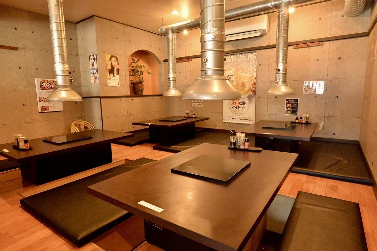 Spacious seating available! There are also semi-private seats with partitions so you can relax♪