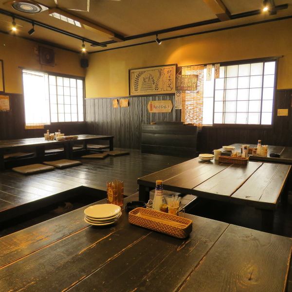 A spacious room can be used in the back of the store.There are 4 seats and 5 seats, but it is also possible to use a large number of tables together.Please use in various scenes.