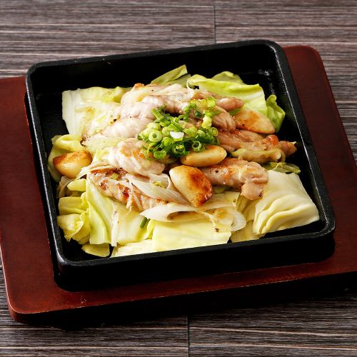 鶏せせりのネギ塩鉄板炒め
