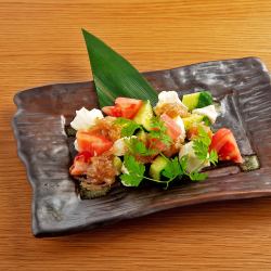 鲸鱼李子水晶，淋上奶油奶酪