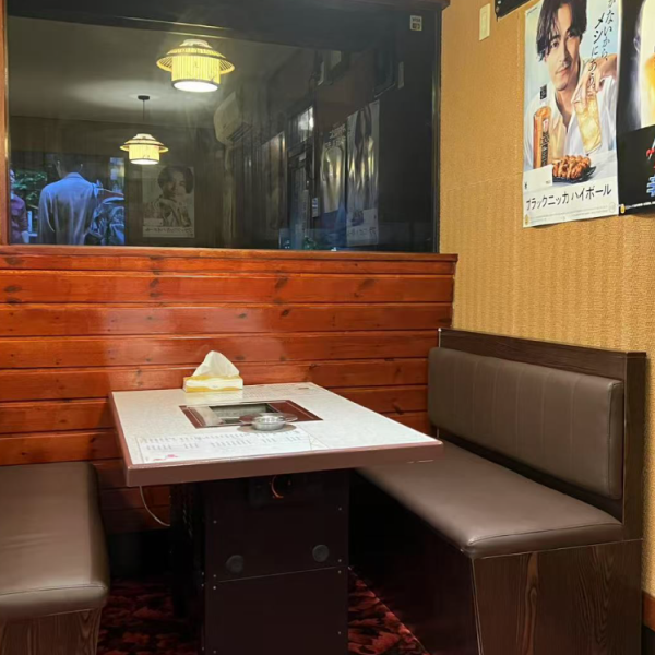 アットホームで落ち着いた雰囲気の店内には、様々なシーンに対応できるお席をご用意しております。ご家族でゆったりとくつろげる座敷席は、お子様連れでも安心です。また、記念日やビジネスシーンにも最適なプライベート感のあるテーブル席もございます。