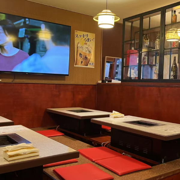 照明にもこだわった温かみのある空間で、周りを気にせずにお食事をお楽しみいただけます。ご宴会にぴったりの広いお席から、少人数でのお食事にも便利なテーブル席まで、お客様のニーズに合わせたお席をご案内いたします。