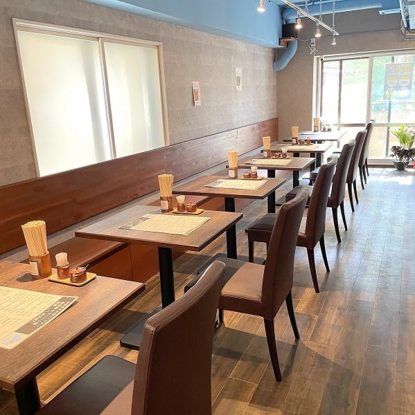 ”天色”晴天の澄んだ空のような鮮やかな青色を意味します。店内も天色のような開放的な過ごしやすい空間です。