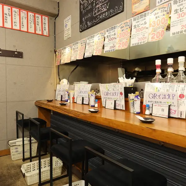 【お一人様も大歓迎♪】【昼飲みも大歓迎♪】駅チカで気軽に入店しやすい雰囲気のお店です!お仕事帰りのチョイ飲みや、毎日のお食事に、お一人でご来店されるお客様も多くいらっしゃいます。当店は昼から営業しているので、昼飲みも大歓迎です。本格もつ焼きをリーズナブルな価格でご提供しているのでお財布にも優しい♪