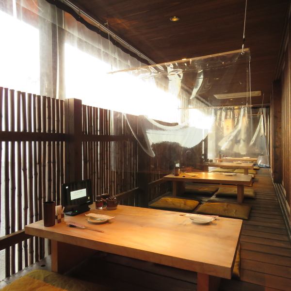 還設有帶真實感的露台座椅（冬季為Kotatsu）和櫃檯座椅。在工作結束時，您可以享受著名的關東煮和清酒。