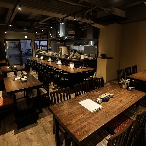 【ゆったりくつろげるテーブル席はプライベートな飲み会や女子会にもピッタリ!】上品でオシャレな店内には、ゆったりとくつろげるテーブル席をご用意しております。プライベートな飲み会や女子会にもピッタリの空間です!