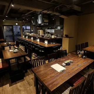 当店は6名様での集まりにも対応可能なゆったりくつろげるテーブル席をご用意しております!落ち着いた大人の憩い場で食事や宴会にピッタリの空間です◎自慢のおばんざいや鮮魚のお造り盛り合わせ等を含むお得なおまかせコースもございます♪全席喫煙可となっておりますので、皆様のご予約をお待ちしております。