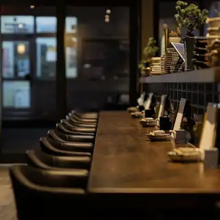 雰囲気◎の高級感漂うカウンター席はお一人様にもオススメです!総席数36席の店内は天満のにぎわいを感じられる立地ながら大人の隠れ家のような空間となっております◎ご予約はお早めに♪落ち着いたお席でゆったりとお食事やお酒をご堪能ください☆全席喫煙可となっておりますのでご来店をお待ちしております。