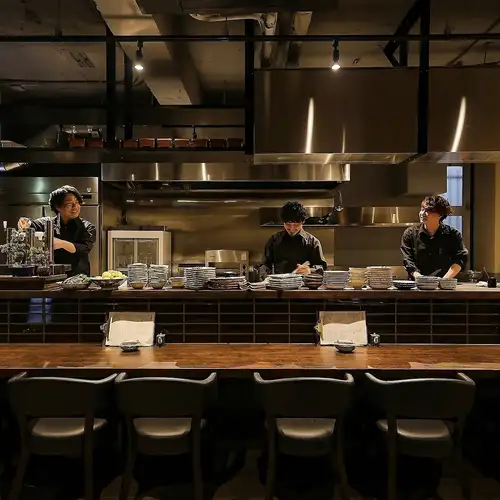 当店はデートにもオススメの高級感漂うソファーカウンターをご用意しております!どんなシーンにも寄り添う当店で贅沢なひとときをお楽しみください◎美味しいお酒に合う料理を多数ご用意しておりますので見た目も味も◎な逸品をご堪能ください♪全席喫煙可となっておりますので素晴らしい時間をお過ごしください。