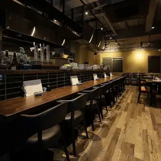 当店はオープン対面調理となっており目の前でお料理が出来上がる様子をお楽しみいただけます!カウンター席越しの店内で臨場感をご堪能いただけるお席です◎海鮮以外にもお酒にあう種類豊富な逸品を全国各地から厳選した日本酒50銘柄と合わせてお召し上がりください♪全席喫煙可の空間で是非お待ちしております。