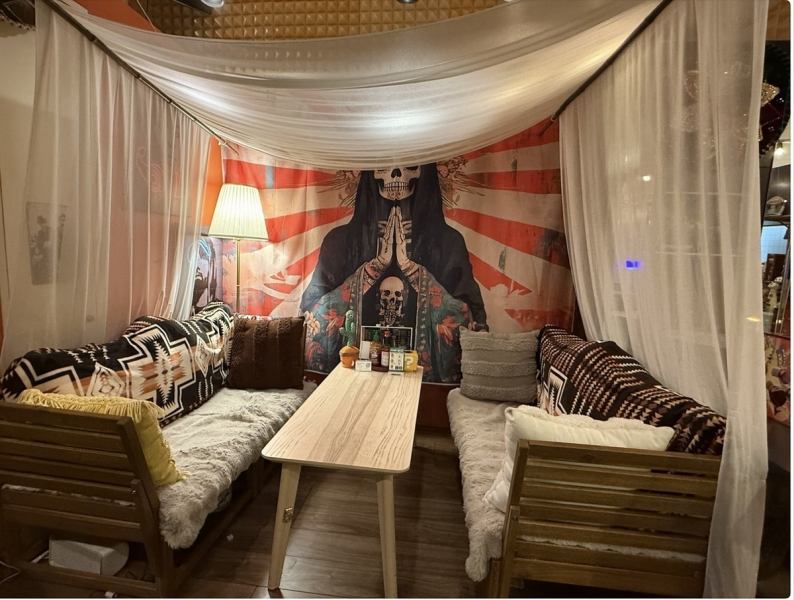 【天蓋付きのゆったりソファー席♪】友達同士でも、デートでも使える特別感あるゆったりしたお席♪