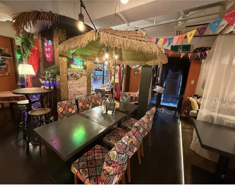 【友人とカジュアル飲みにも♪】店内に流れる音楽と照明でにぎやかな空間を演出しています。普段のご利用から、デートや女子会、団体様まで幅広くご利用いただけます。外国人と交流したい方にもおすすめ♪