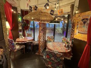 【おしゃれで落ち着いた空間】店内に流れる音楽と照明でにぎやかな空間を演出しています。普段のご利用から、デートや女子会、団体様まで幅広くご利用いただけます。ご来店の際は24時間受付可能なネット予約をおすすめします◎