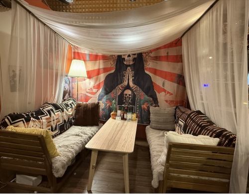 【天蓋付きのソファー席◎】特別な日の演出にも♪囲まれた落ち着いた席でゆったりとお食事できます◎友達飲みでもデートにもおすすめ♪