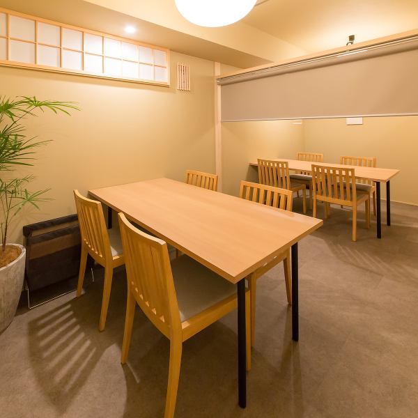 個室も完備しており、最大10名様までご利用可能。大切なお食事やご接待、記念日などにもふさわしい、ゆったりとしたプライベート空間で、周囲を気にせずに季節の味覚と共に贅沢なひとときをお過ごしいただけます。格式とくつろぎが調和する、上質なお時間をご提供いたします。