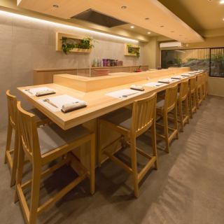 当店のカウンター席は10席あり、目の前で繰り広げられる料理の技を楽しみながらお食事いただけます。シェフとの会話を楽しむこともでき、特別なひとときを演出します。新鮮な食材を使用した料理を心ゆくまでご堪能ください。