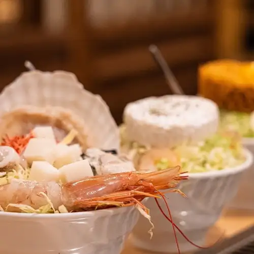 以合理的價格品嚐東京市中心的美味佳餚！特色菜包括著名的文字燒和其他美食。