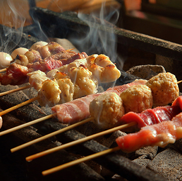 備長炭でじっくり焼き上げた焼鳥が1本80円で楽しめる！宴会コース2400円(税抜)～！