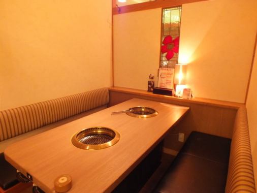 The table seats of semi-private rooms available for 4 to 6 people are enriched.You can enjoy grilled meat between families and mutual friends.
