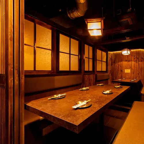 <p>ゆったりとくつろぎながら、和の趣が漂う品格あるモダンな空間で、お食事をお楽しみください。間接照明が優しく灯り、温かみのある雰囲気が広がるこの場所は、特別なひとときを過ごすのに最適です。非日常を感じる空間で、心地よい時間をお過ごしください。</p>
