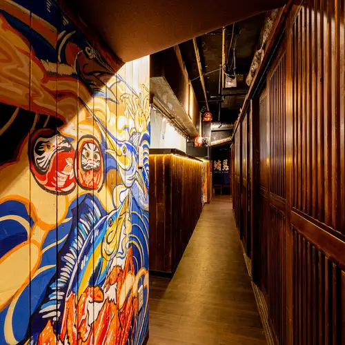 <p>和の風情を感じるシンプルモダンな空間が広がる店内。木の温もりと柔らかな灯りに包まれた落ち着いた雰囲気の中で、心安らぐひと時をお過ごしください。2名様の少人数から団体様まで幅広くご利用可能。ご宴会や会食、接待など、銀座でのさまざまなシーンに最適な上質空間をご用意しております。</p>