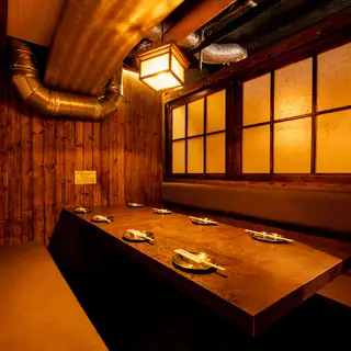 グループでの飲み会や宴会におすすめのテーブル席！仲間内での飲み会や宴会に最適なテーブル席！お仕事帰りに会社の同僚とサクッと飲みたい時、女子会などにも気軽に使えるお席です！ゆったりとした空間で当店自慢の料理と美味しいお酒をお楽しみください！お席のご相談やご希望などもお気軽にお問い合わせください！