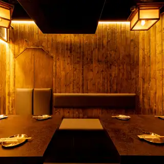和気あいあいと宴会を楽しむテーブル席！少人数様グループでのご利用の際におすすめです！木材の温かみを感じる和やか空間で心落ち着く食事の席をお楽しみください♪昔ながらの大衆居酒屋と斬新な創作和食のコラボレーション！