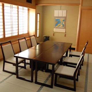 ◎慶事・法事のご利用にも対応◎お気軽にご相談くださいませ。ご予算に応じて、会席料理・お弁当をご用意いたしますので、お気軽にご相談くださいませ。個室として使えるお座敷もご用意しておりますので、ご利用人数によって、相応しいお席をご準備いたします。ご利用の際にはどうぞお気軽に店舗までお問い合わせください。