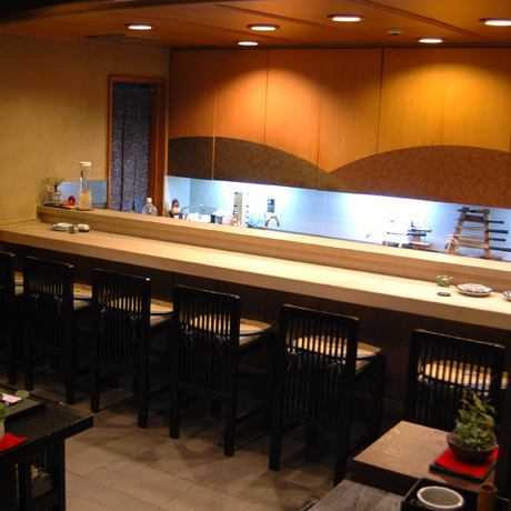 ◎カウンター席ございます◎お一人様でもお気軽に旬のお料理をお楽しみ下さい。一枚板のカウンターの贅沢な空間で季節の一品料理や会席コース料理をご賞味いただけます。旬の魚を丁寧に調理する料理長の包丁さばきやカウンターならではのスタッフとのお話もお楽しみ下さい。