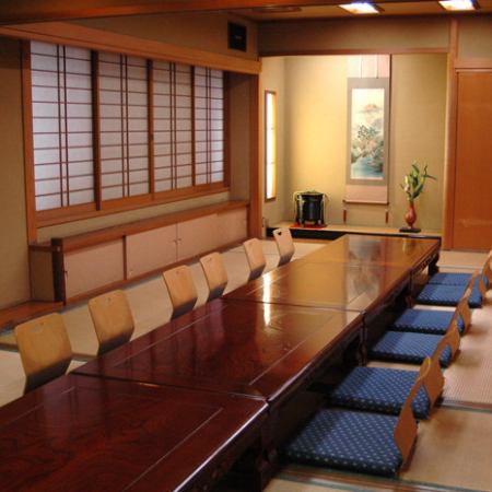 The tatami room on the second floor can accommodate up to 35 people.Reservations can also be made by phone or request reservation.