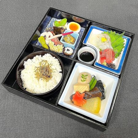 季節の食材を盛り合わせた お弁当