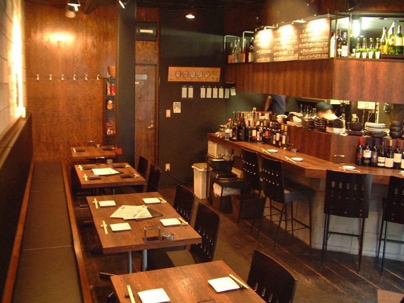 A stylish interior where you can relax, such as menus decorated with ornamental plants and blackboards based on black, and indirect lighting! A slow coupon after 20:00 ♪ Appetizer and potatoes included! All-you-can-drink 90 minutes is 2000 yen! When you add a beer, +500 yen! Available!