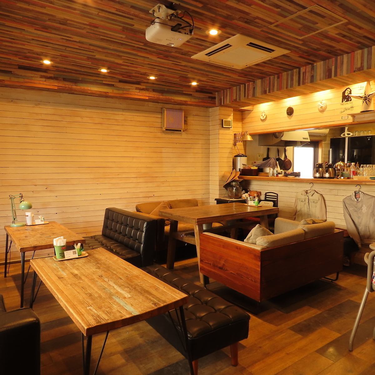 プライベート感のあるお席で食事と会話をお楽しみくださいませ。