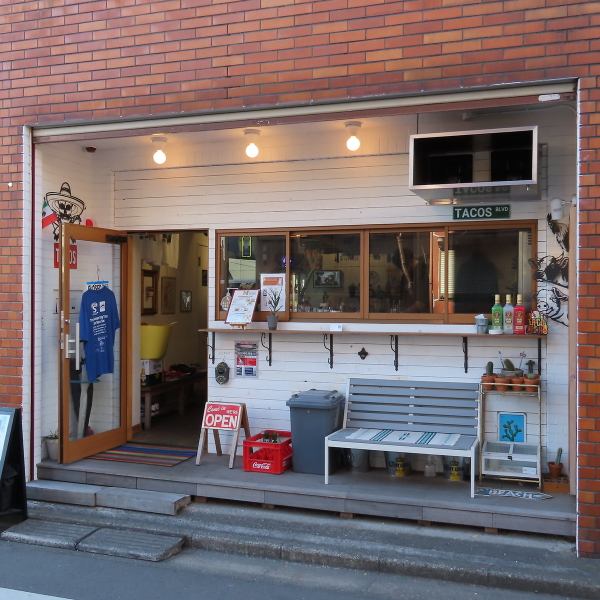 都営新宿線大島駅から徒歩約5分の好立地に、温かい雰囲気のお店があります。店内に入ると、笑顔の店主がお出迎えし、心地よい空間が広がります。お店に近づくと、香ばしいタコスの香りが漂い、食欲をそそります。友人や家族との楽しいひとときに、ぜひお気軽にお越しください。お待ちしております！