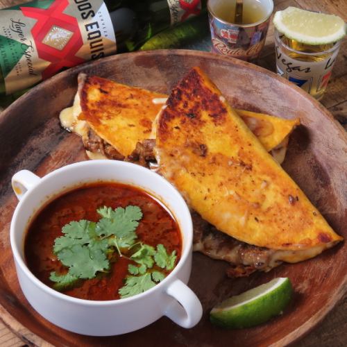 本場の味とパフォーマンスを堪能!牛肉のビリヤタコス