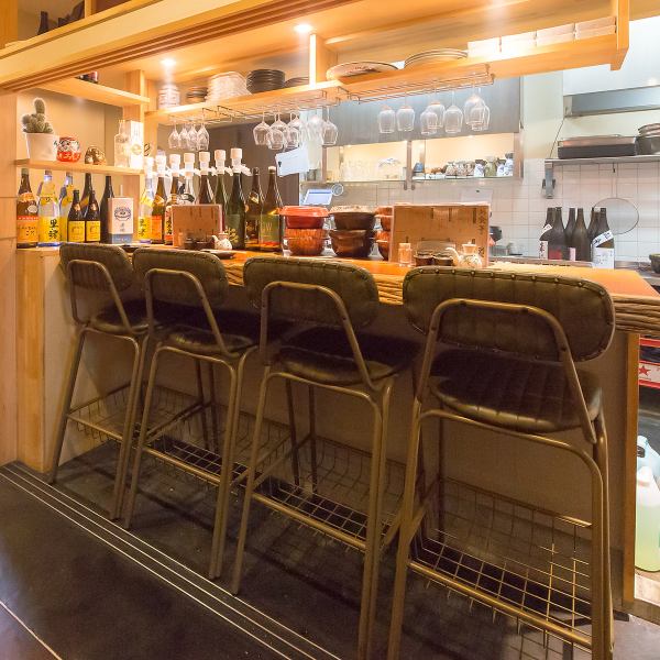 カウンター席は1名様から利用でき、落ち着いた雰囲気でお食事を楽しめます。4名掛けのテーブル席もあり、少人数での食事や友人との集まりにぴったり。デートや宴会・接待にも使いやすい個室や半個室も完備しております。居心地の良い空間で、ゆったりとした時間をお過ごしいただけます◎ぜひ気軽にお立ち寄りください。