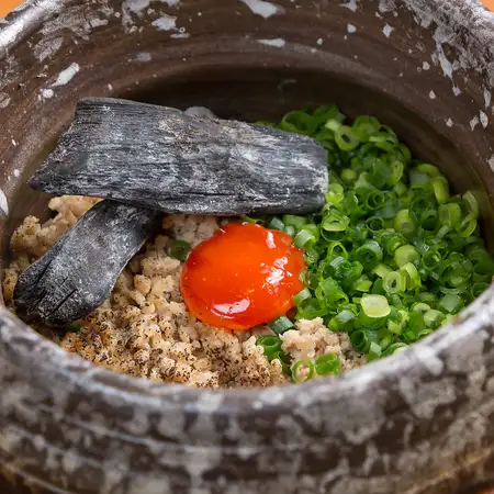 炭薫る鶏ひき肉めし～味噌漬け蘭王卵のせ～