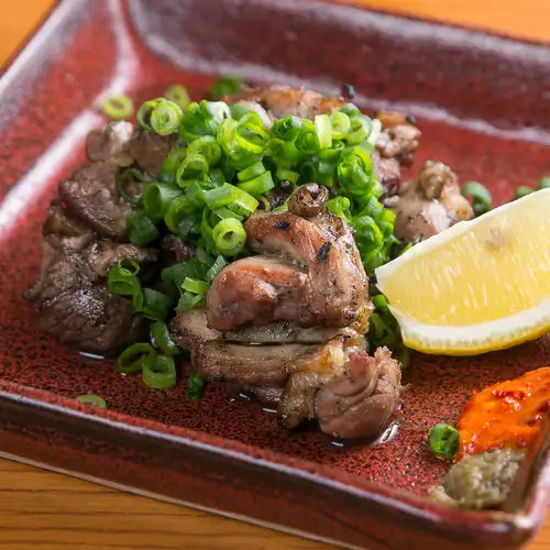 【炭火で焼き上げる香ばしい焼き鳥】外は香ばしく中はジューシー、一本一本丁寧に焼き上げます