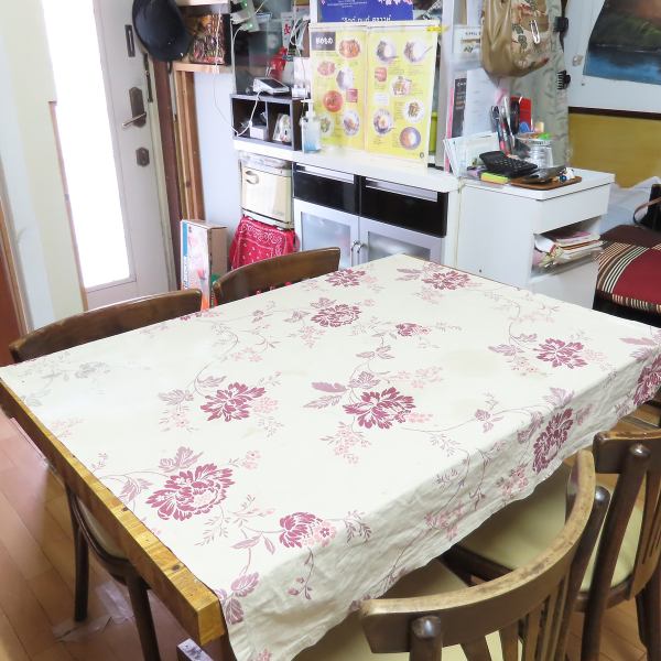 どこか懐かしさを覚えるアットホームな雰囲気が広がる店内。肩肘張らずに過ごせる居心地の良さが魅力。最大14名様までの宴会貸切にも対応しており、会社の集まりや仲間内でのパーティーにもぴったり。貸切利用をご検討の方はぜひお気軽にお問い合わせください。特別な時間をゆったりとお楽しみいただけます。