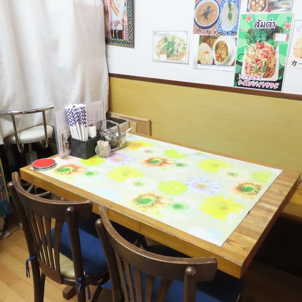 店内には4名様掛けのテーブル席を4卓ご用意しており、少人数からグループ利用まで柔軟に対応可能。ゆったり座れる配置で、本格タイ料理をじっくり味わえる落ち着いた空間づくりを大切にしています。ランチタイムのご利用はもちろん、会社仲間との食事会やご友人同士の宴会にも最適。