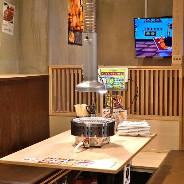 Each table is equipped with a roaster and a server! Acrylic plates are also installed, so you can use it with confidence! Please enjoy Sendai offal and lemon sour for 0 seconds!