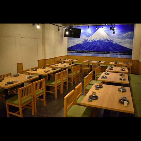 日本文化の象徴である富士山が大胆に描かれた壁画が印象的な空間。和の趣きが感じられる落ち着いた設えに、爽やかな緑の座面が彩りを添えます。飲み会のほか、大人数でのご宴会にも是非ご利用ください。