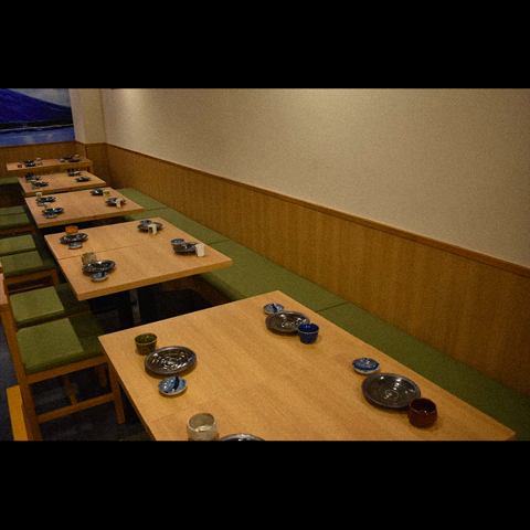 落ち着いた木目と和の趣きを感じる緑の椅子が上品な空間を演出。シンプルながらも洗練されたデザインは、ゆったりと時間を過ごすのに最適。上質なひとときを求める大人にふさわしい、寛ぎの和空間です。