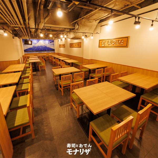 日本文化の象徴である富士山が大胆に描かれた壁画が印象的な空間。和の趣きが感じられる落ち着いた設えに、爽やかな緑の座面が彩りを添えます。飲み会のほか、大人数でのご宴会にも是非ご利用ください。
