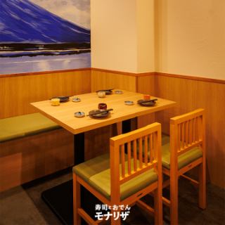 【可容纳2～4人】充满木质温暖的桌席。角落里，精美的富士山画作与餐桌和谐相融，摆放精美的餐具更添光彩。您可以享受日式魅力与精致氛围交相辉映的高品质时光。