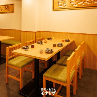 【可容纳4～6人】氛围轻松的桌椅座位。陶器和精致的气窗增添了日式风情，精心布置的空间传达了主人热情好客的精神。您可以在舒适的空间里度过特别的时刻。
