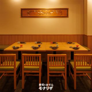【可容纳6～8人】间接照明与温暖的木材质感融为一体的桌椅座位。墙壁上安装了雕刻的横梁，营造出一种唤起日本审美感的氛围。这是一个可以让您的宝贵时间变得更加特别的空间。