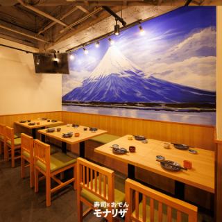 [10-12 位客人] 餐桌座位，墙上绘有雄伟的富士山引人注目的艺术作品。木质桌椅与灯光相协调，营造出轻松的氛围。使用的餐具也经过精心设计，让您在等待食物时可以享受片刻的时光。