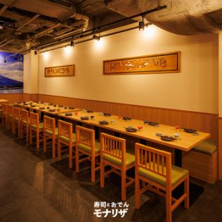 【可容纳16～20人】宽敞的桌席，周围环绕着温暖的木材。可容纳大型聚会的优雅空间。墙壁上装饰着精致的木雕艺术，营造出日式氛围，散发出一种平静而优雅的感觉。